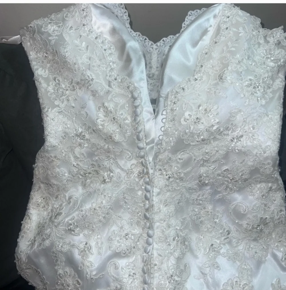 Elegant  Ivory Wedding Dress - Picture 6 of 17